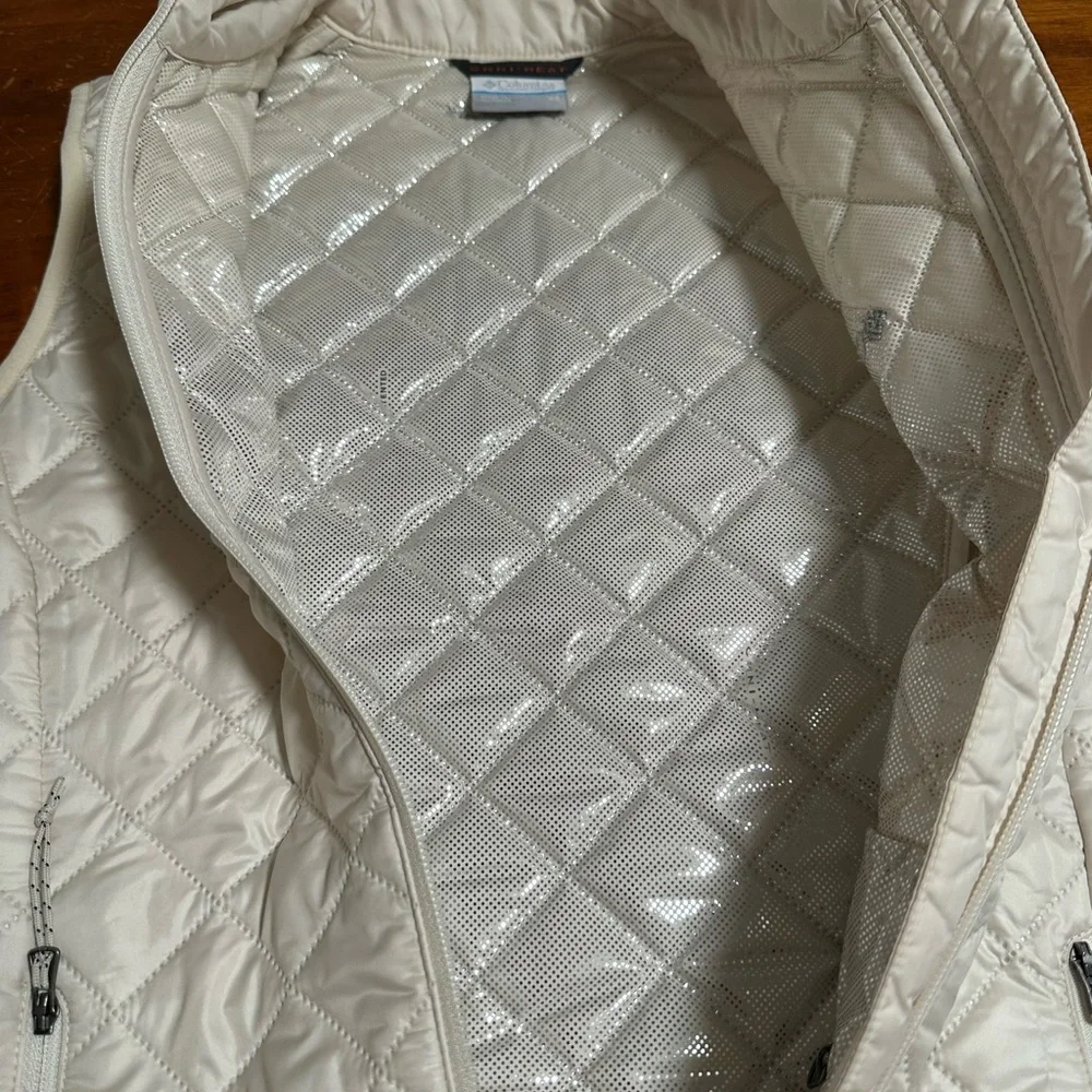 Columbia Quilted Vest in Light Beige - Picture 3 of 5